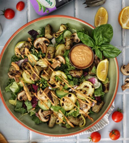 Salata “Green & Grill” <br> Cu legume la gratar si carnati vegani