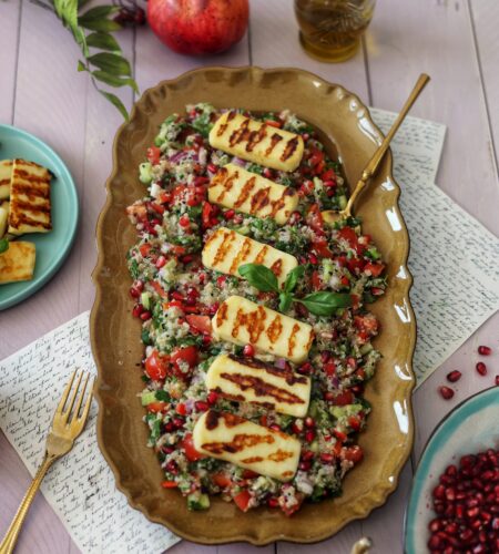 Salata Tabbouleh cu quinoa <br> rodii si halloumi la gratar