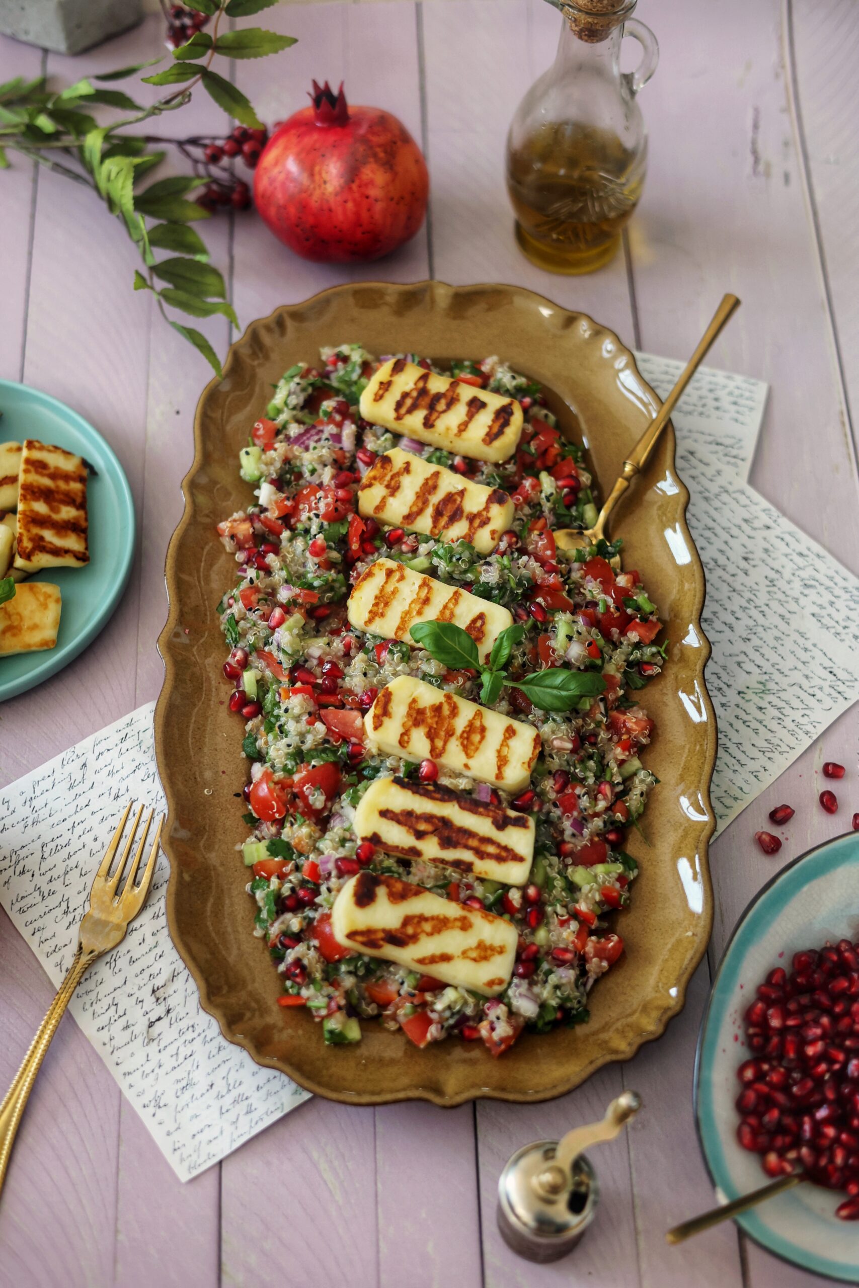 Salata Tabbouleh cu quinoa <br> rodii si halloumi la gratar