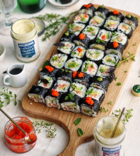 Sushi – reteta usoara cu somon afumat, avocado si maioneza