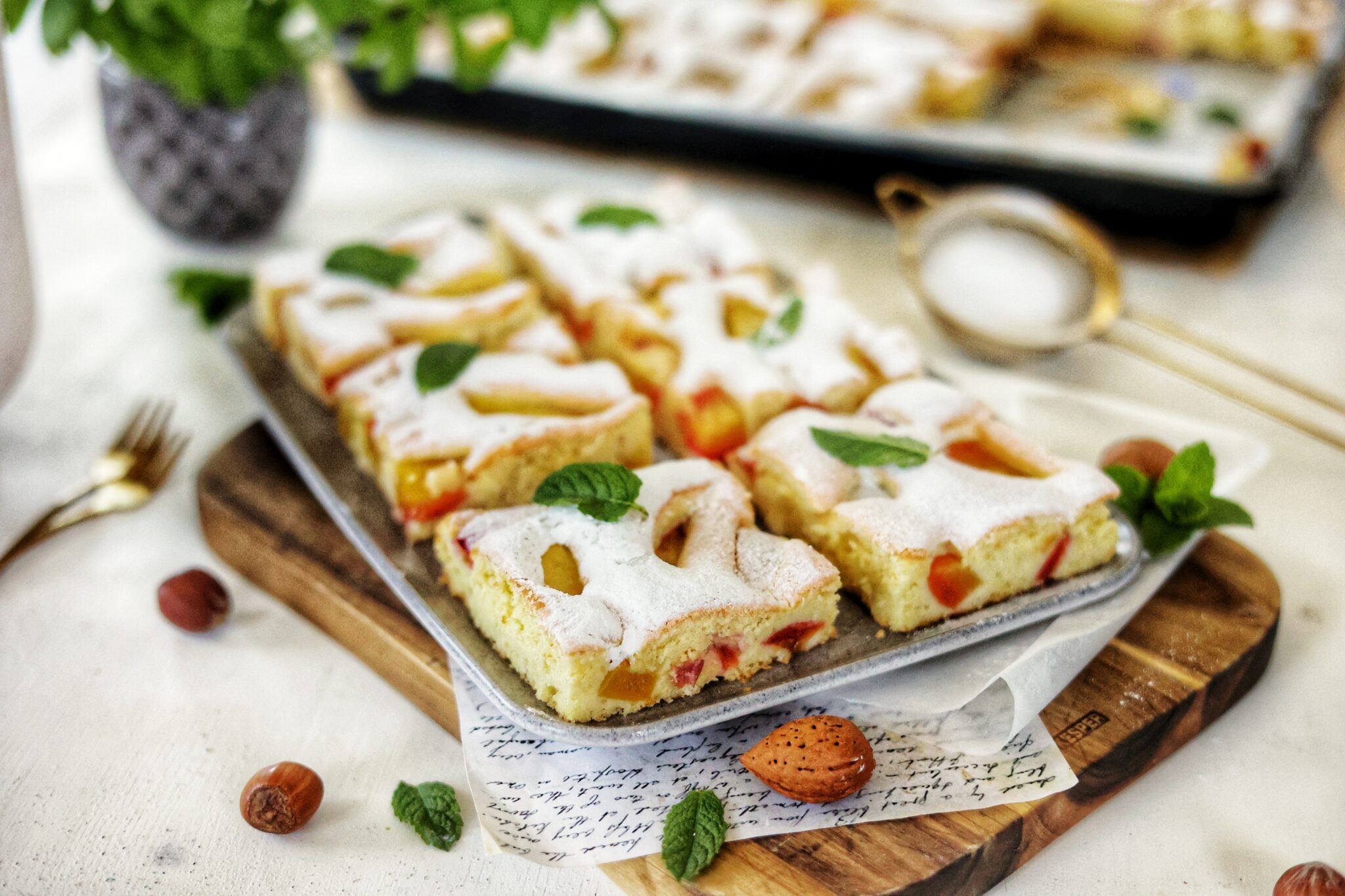 Tarta_pufoasa_cu_fructe_pandispan_cu_piersici