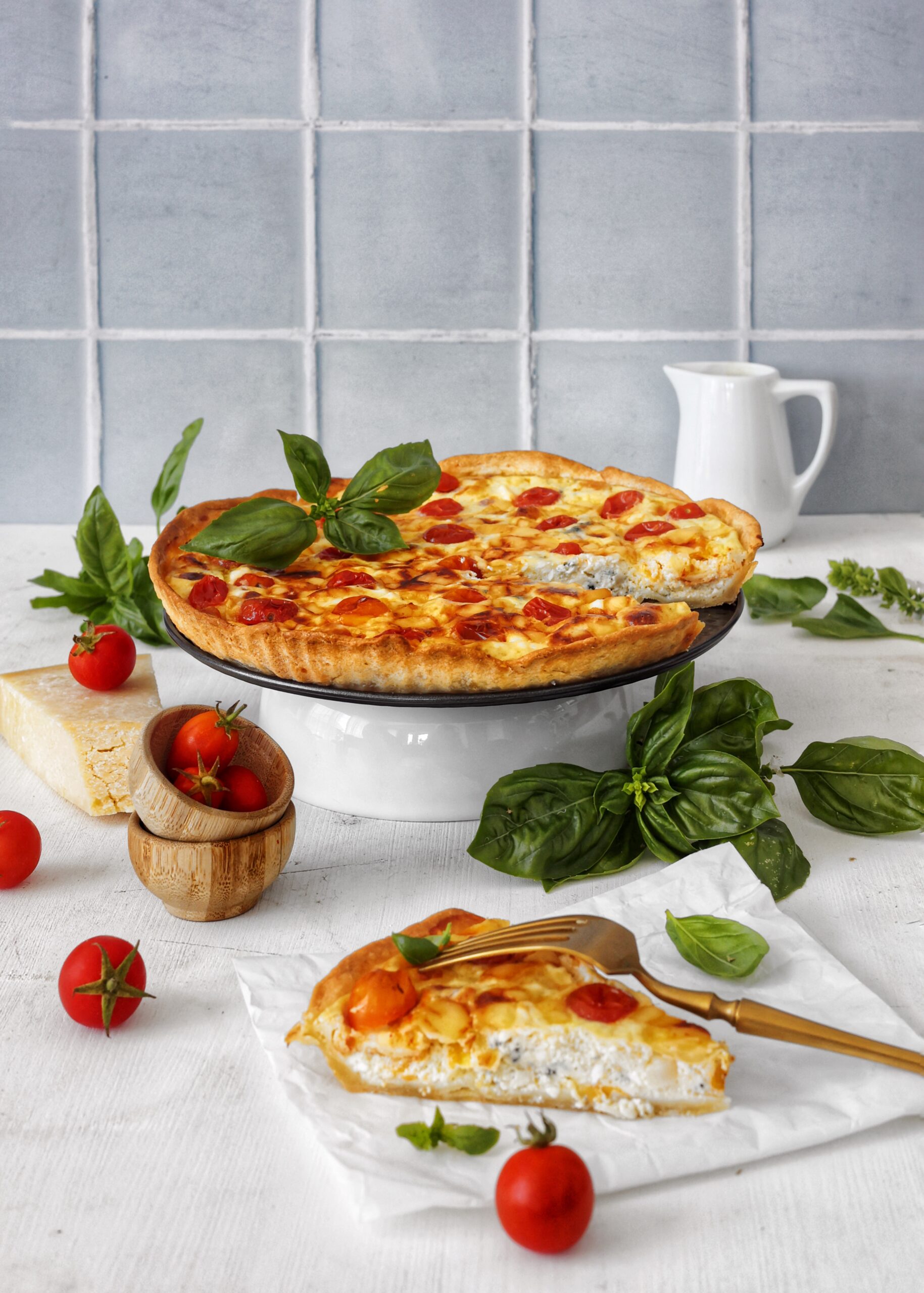 Quiche cu rosii si branza <br> Tarta cu crusta crocanta si umplutura de vara