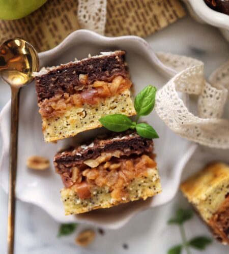 Prajitura in trei culori, cu mere, cacao si mac