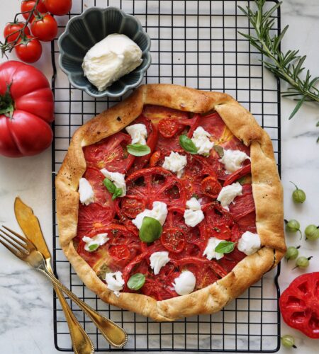 Tarta rustica cu rosii – Galette „Caprese” Tarta rustica cu rosii – Galette „Caprese”