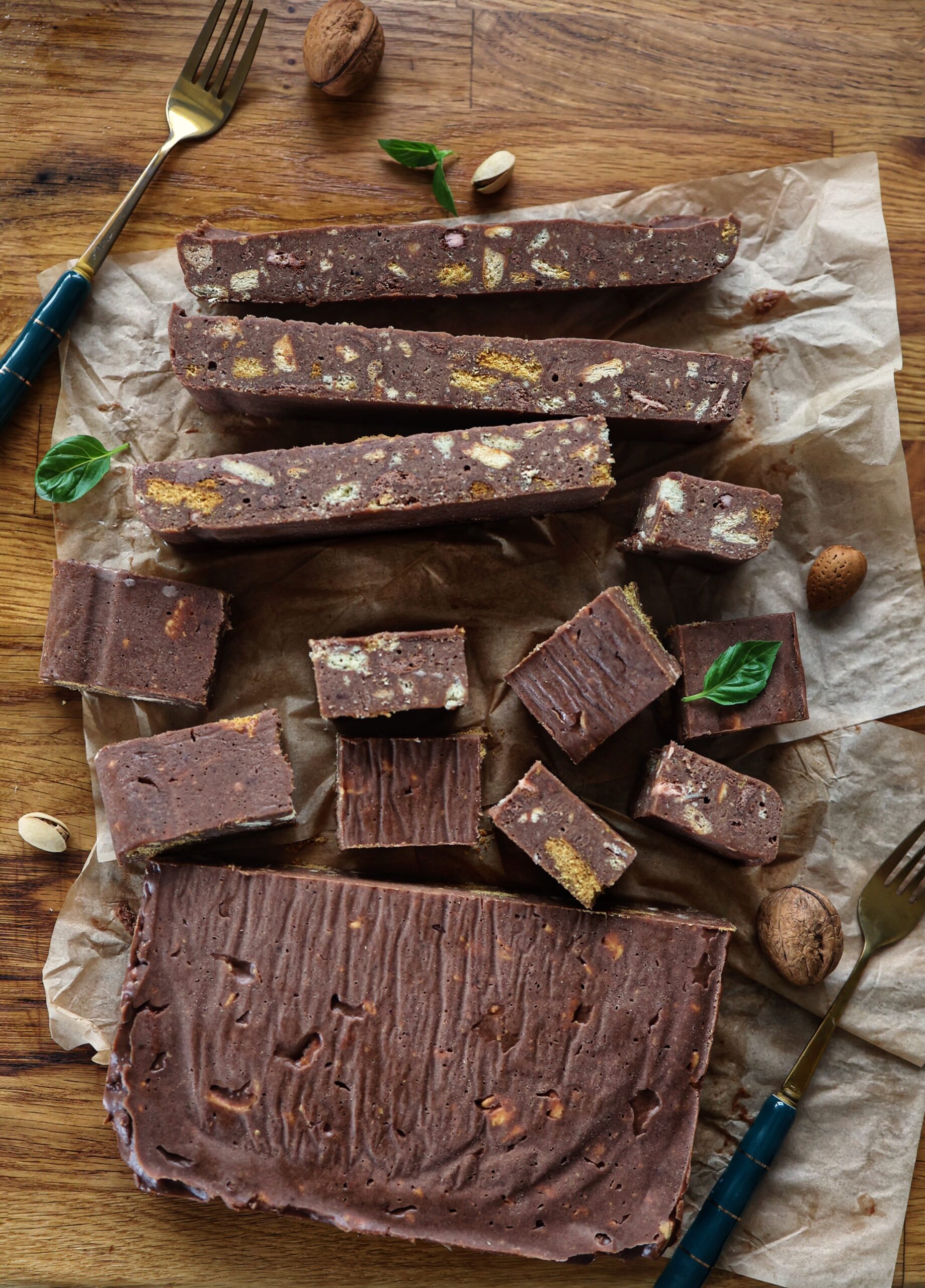 Salam de biscuiti la tava – in 3 pasi, cu doar 3 ingrediente