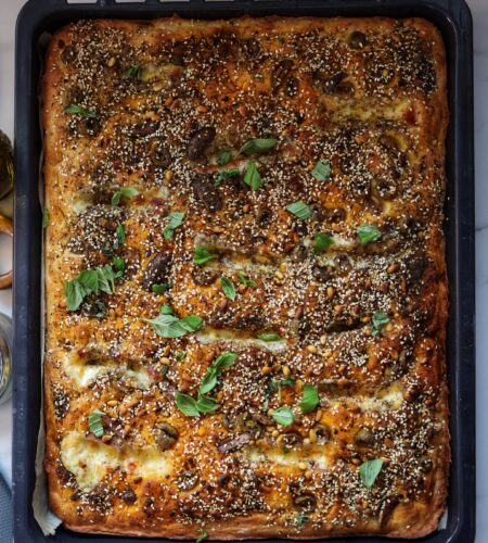 Focaccia „Nebuna” cu mozzarella, masline si zaatar