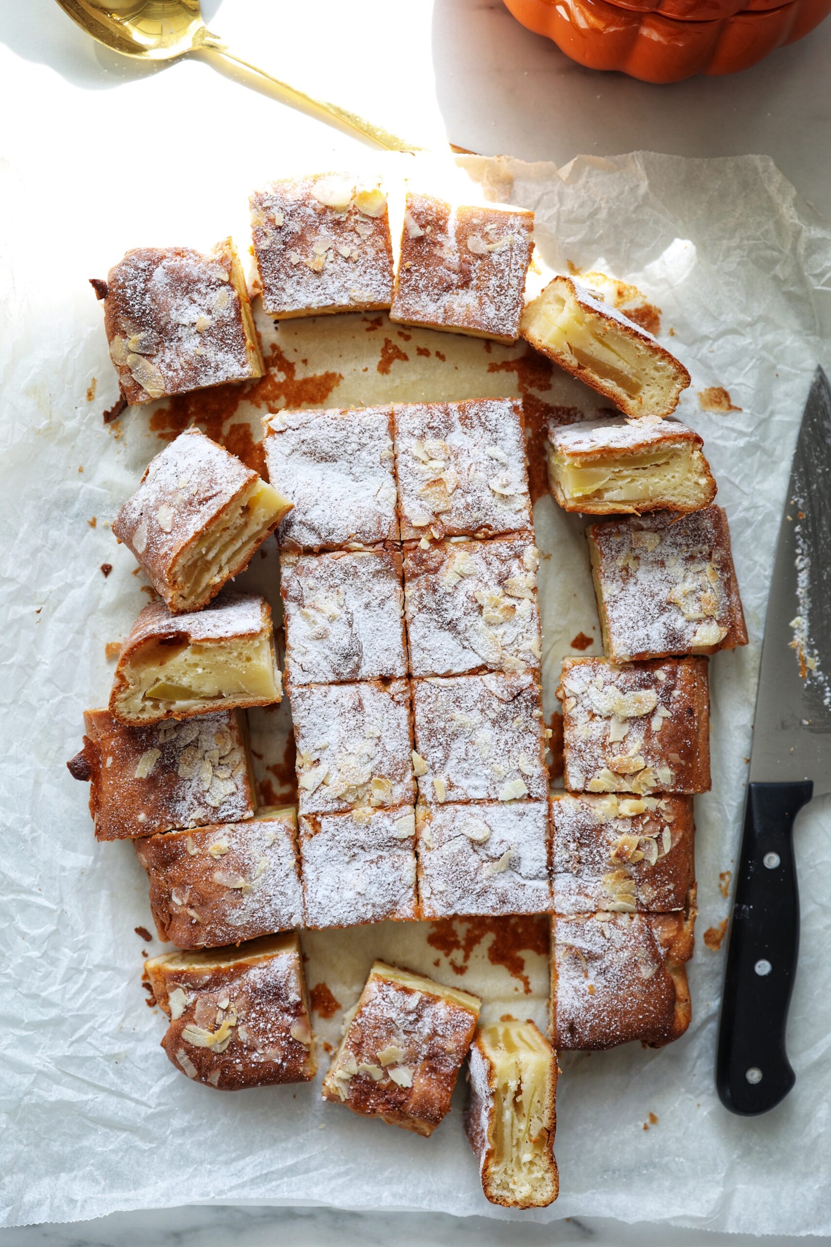 Tarta_Pufoasa_cu_iaurt_si_mere_in_aluat_gata_in_30_de_minute