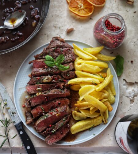 Antricot de vita cu sos de vin, rozmarin si usturoi