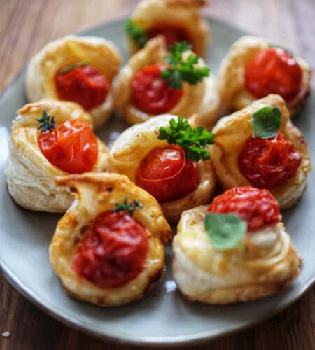 Mini tarte cu rosii cherry