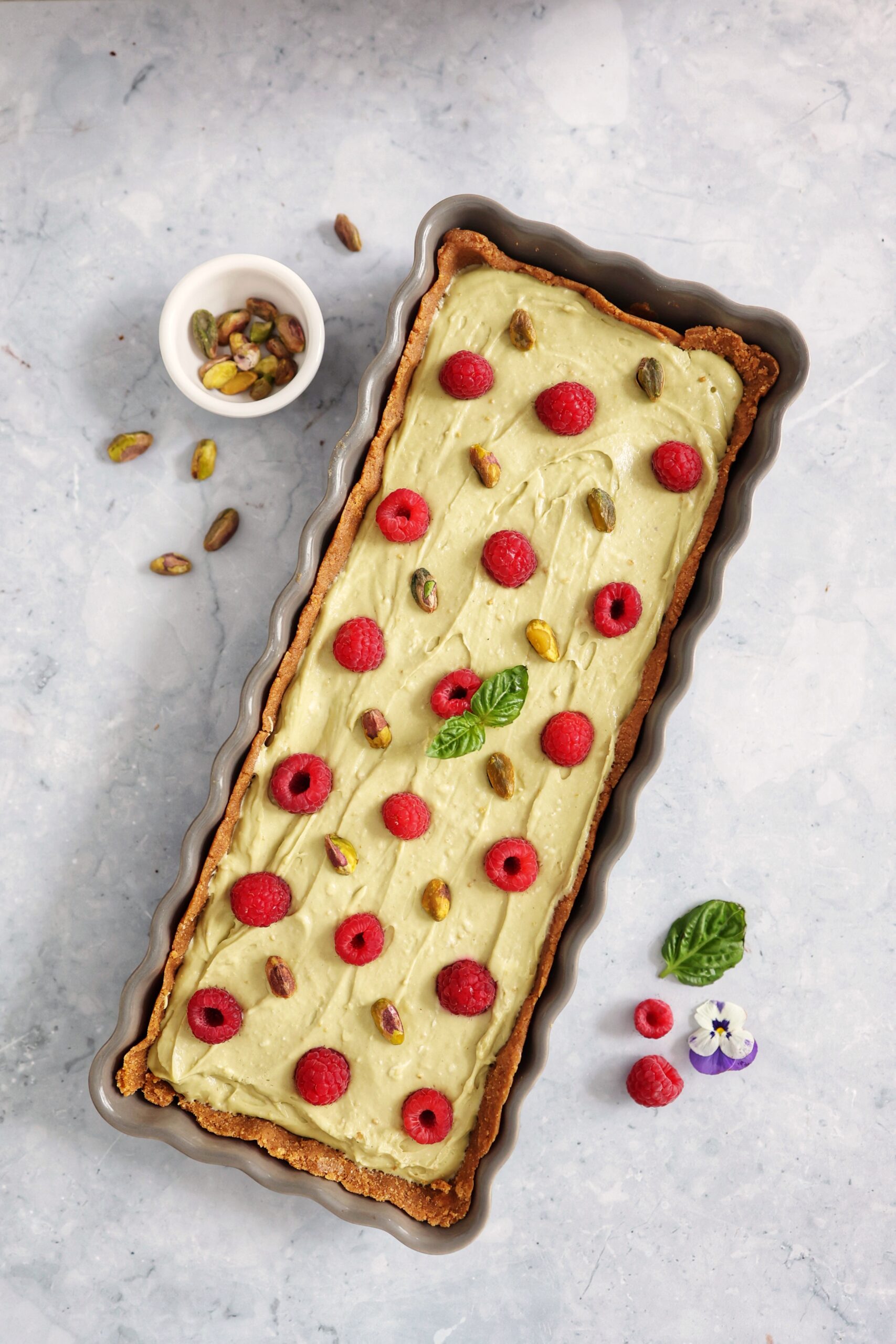 Tarta no-bake cu crema de fistic si zmeura proaspata – un desert elegant, gata in 30 de minute