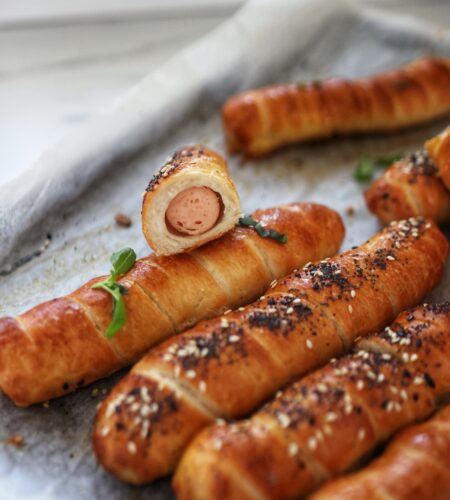 „Covridog” – Crenvursti in aluat de covrigi, perfecti pentru pachet sau gustare – Pretzel Hot Dog