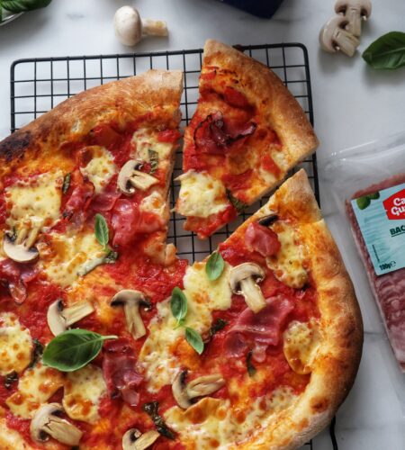 Pizza ca la restaurant, cu blat subtire, bacon si ciuperci