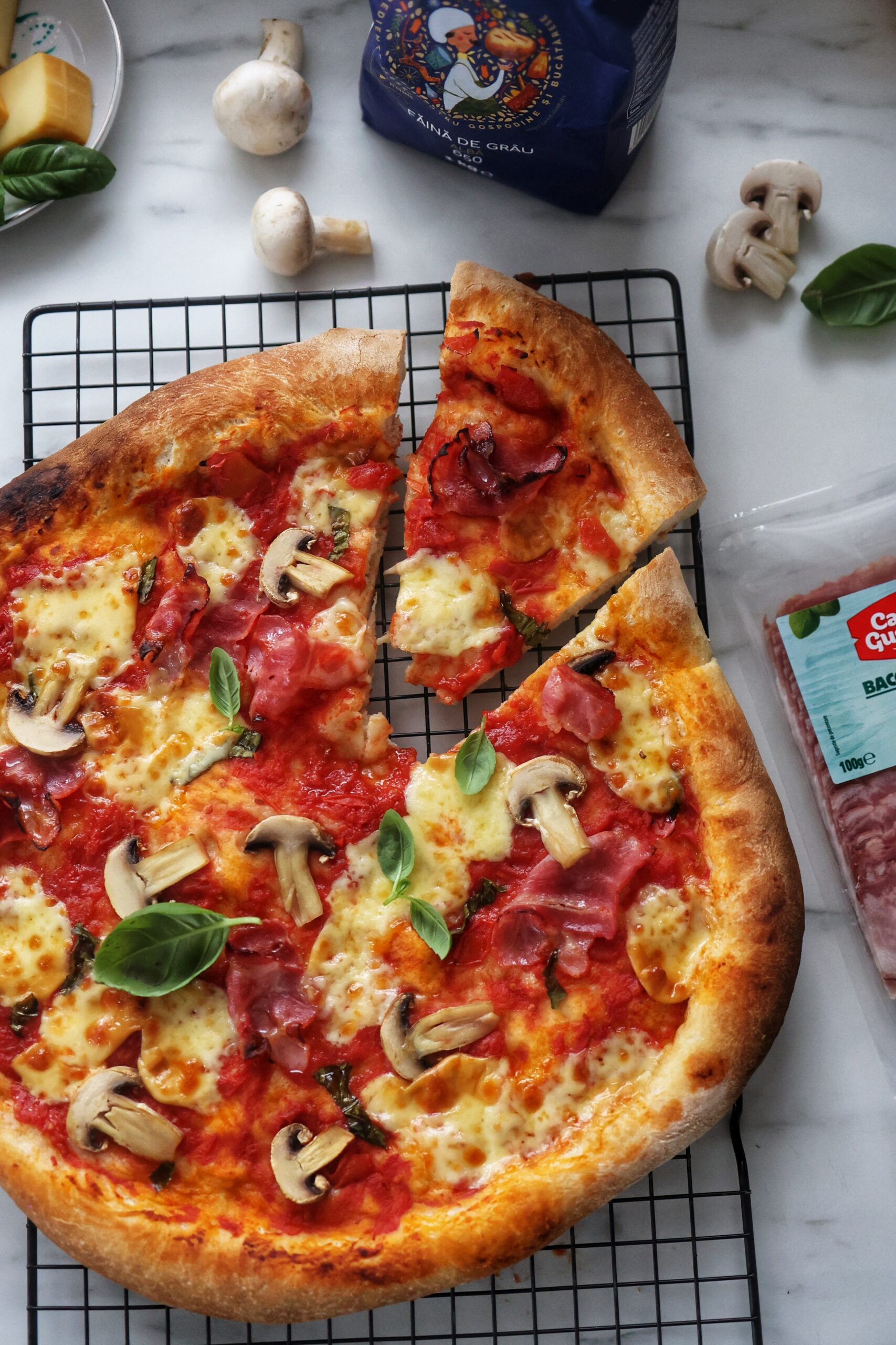 Pizza ca la restaurant, cu blat subtire, bacon si ciuperci