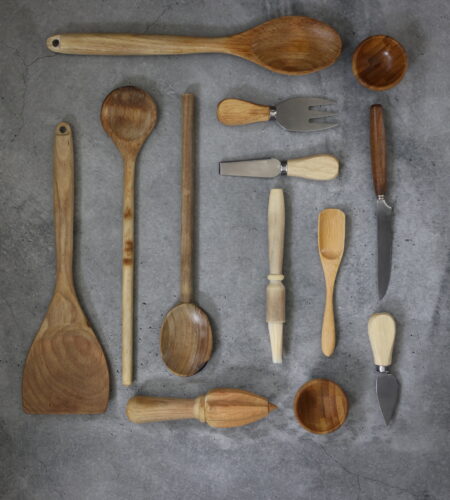 Cum cureti corect ustensilele de bucatarie din lemn: Metoda cu bicarbonat si otet, pas cu pas