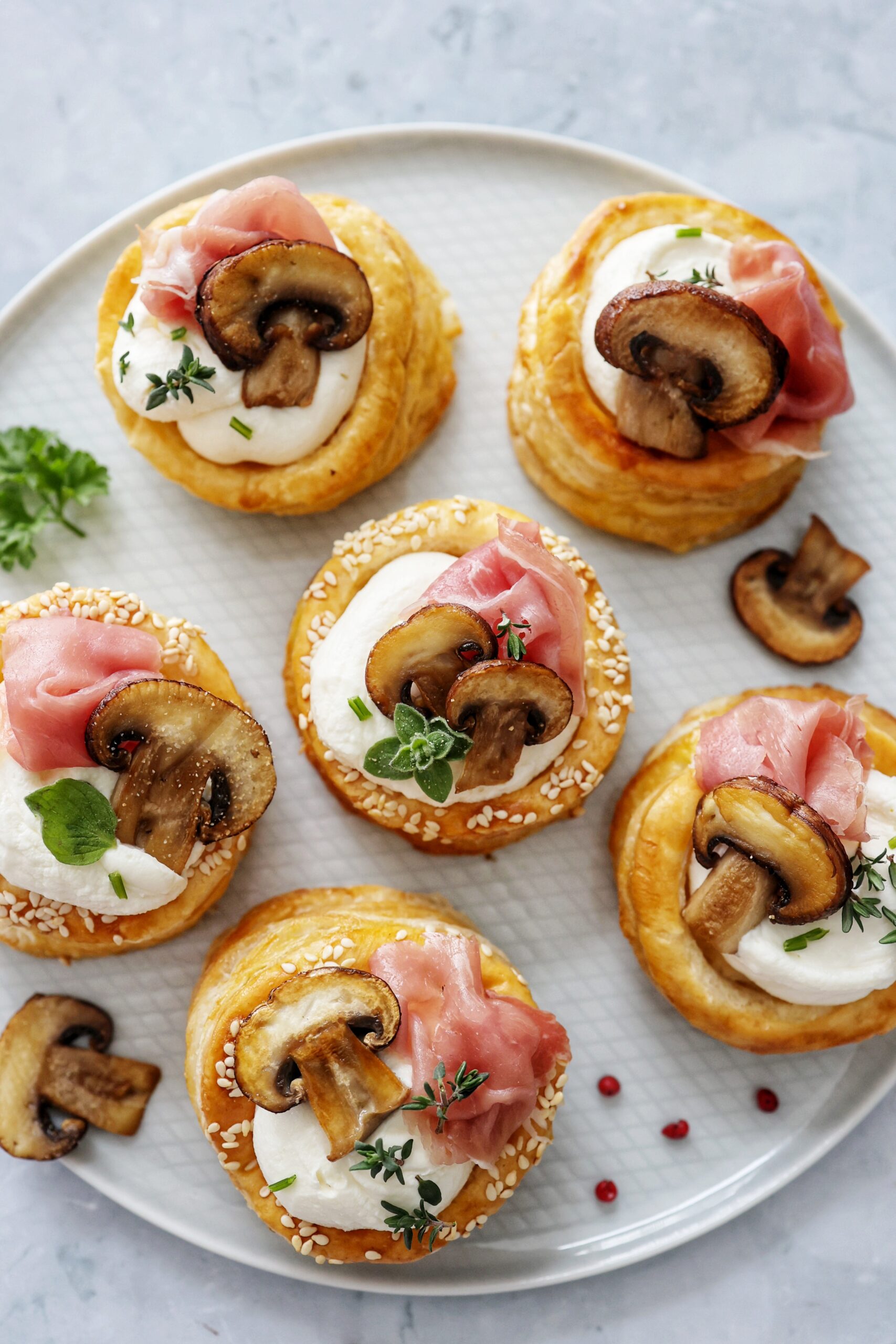 „Vol au Vent” – Aperitiv rapid cu foietaj, ciuperci si prosciutto