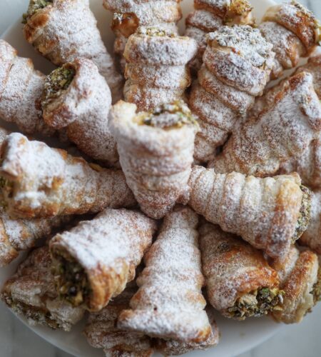 Cornete/Rulouri fragede de foietaj, cu crema de vanilie, cu lapte si oua