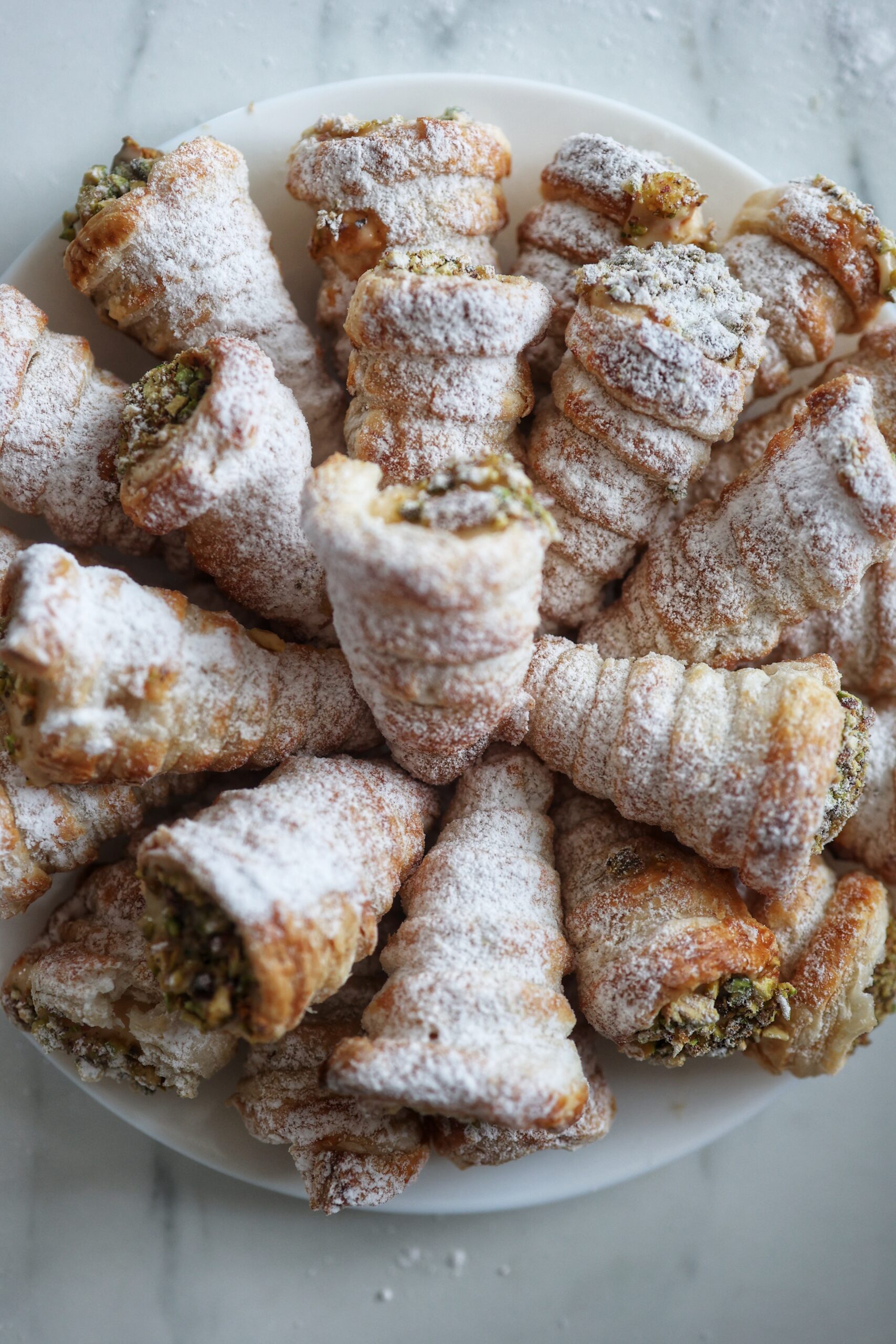 Cornete/Rulouri fragede de foietaj, cu crema de vanilie, cu lapte si oua