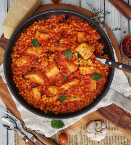 Cous-Cous cu Curcan si Sos de rosii – Un altfel de pilaf grecesc