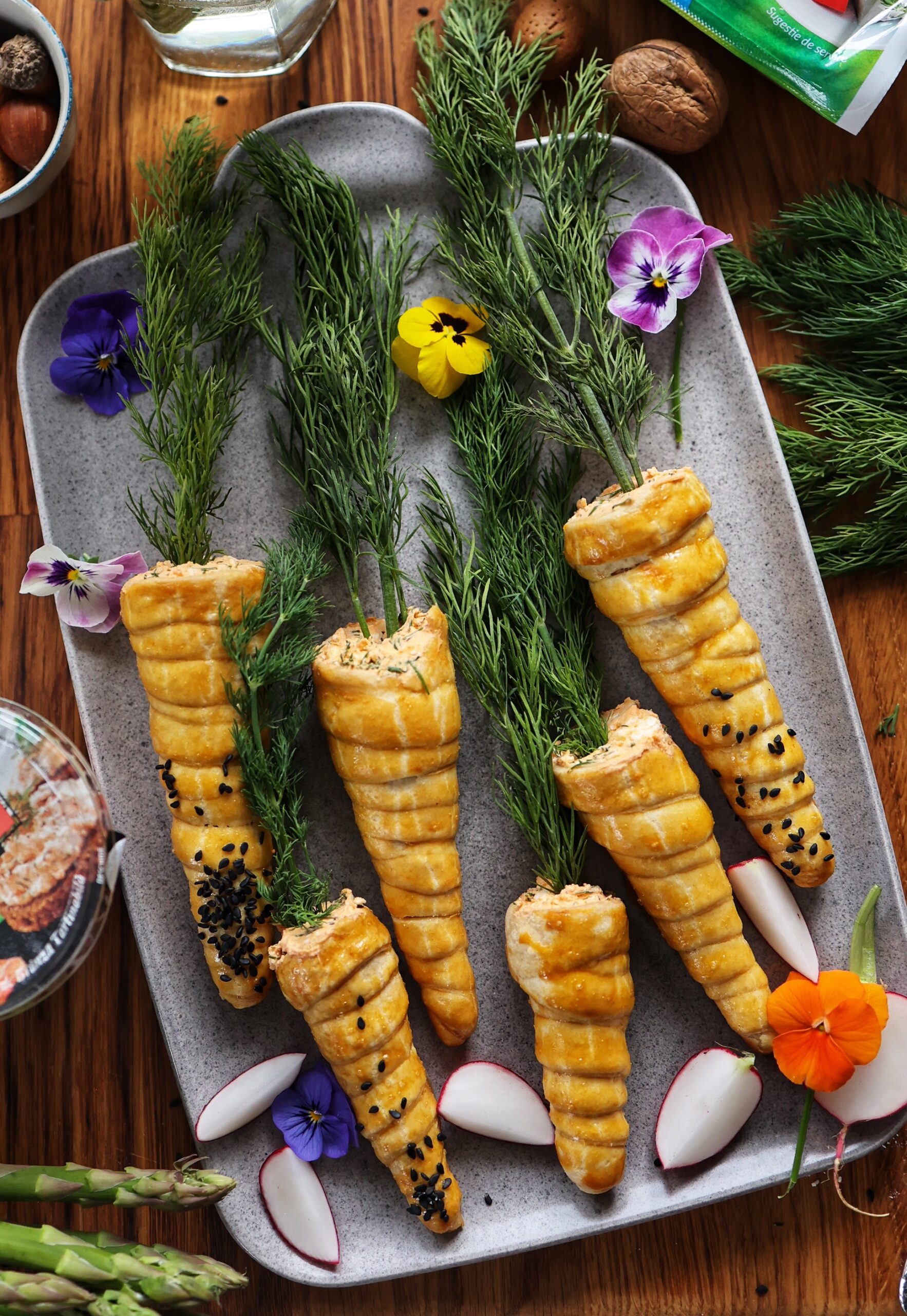 „Morcovei” Aperitiv – din cornete fragede, umplute cu crema de branza si marar