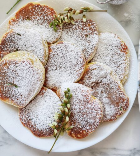 Cum gatim cu flori de salcam doua deserturi: Gogosi aromate si Clatite pufoase