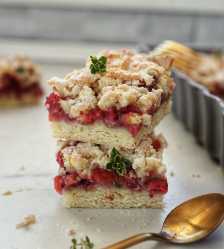 Tarta frageda cu aluat ras, capsune si nuci