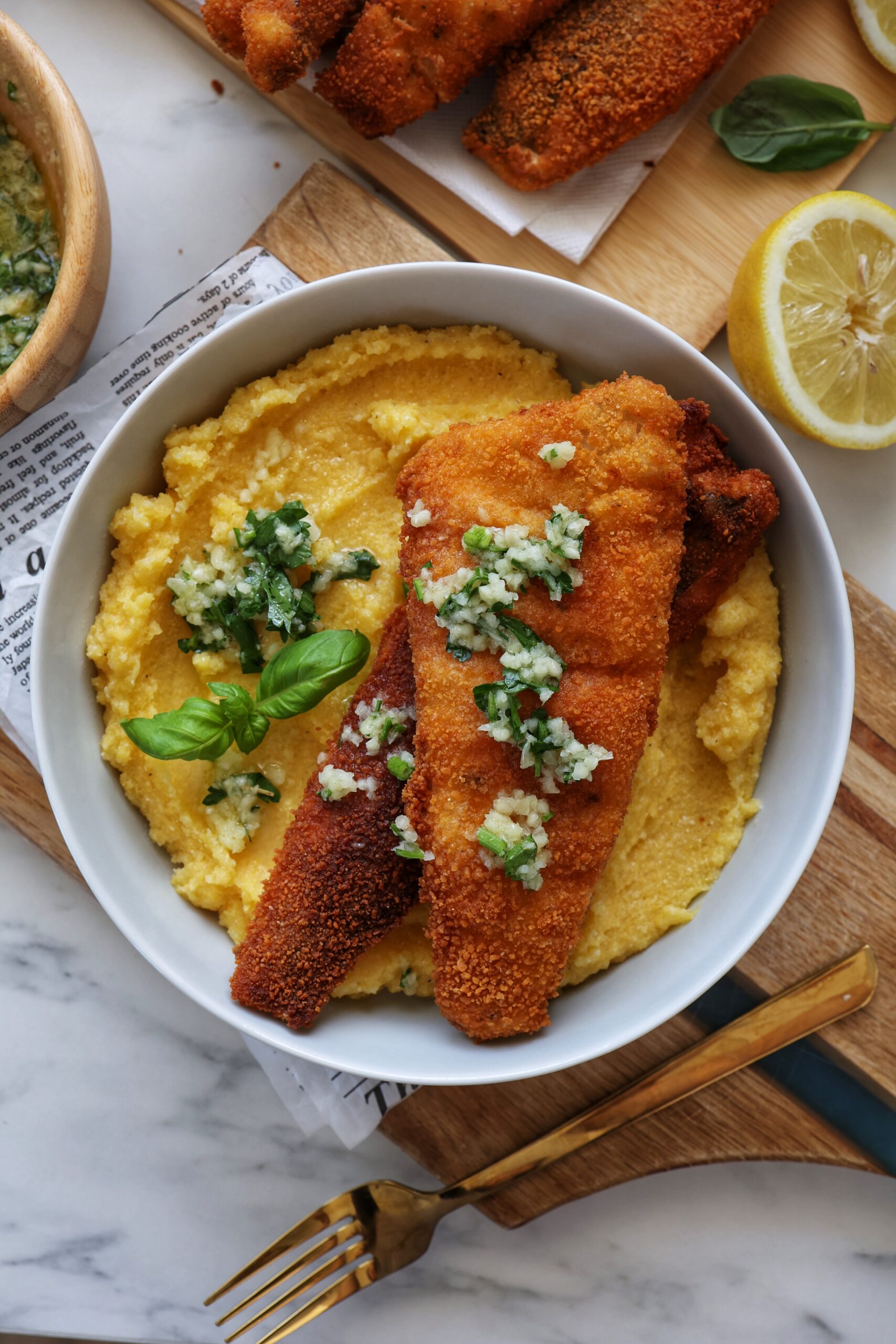 Peste pane prajit, cu mamaliguta si mujdei