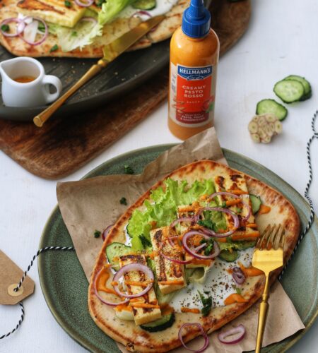 Souvlaki grecesc cu pita si halloumi
